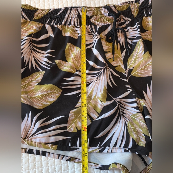 Hurley Black Tropical Leaf Print Women's Shorts, Size 2XL - Picture 7 of 9